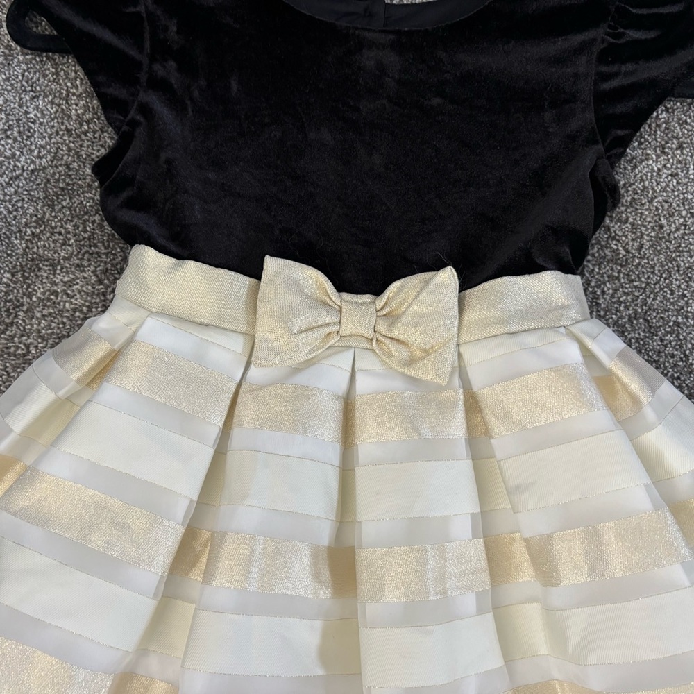Jona Michelle Black, Ivory & Gold Dress with Bow Accent
Size: (7) - Picture 13 of 13